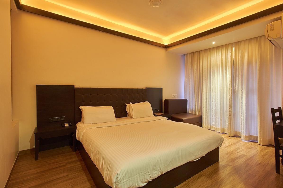 Sinq Beach Resort Калангут Экстерьер фото