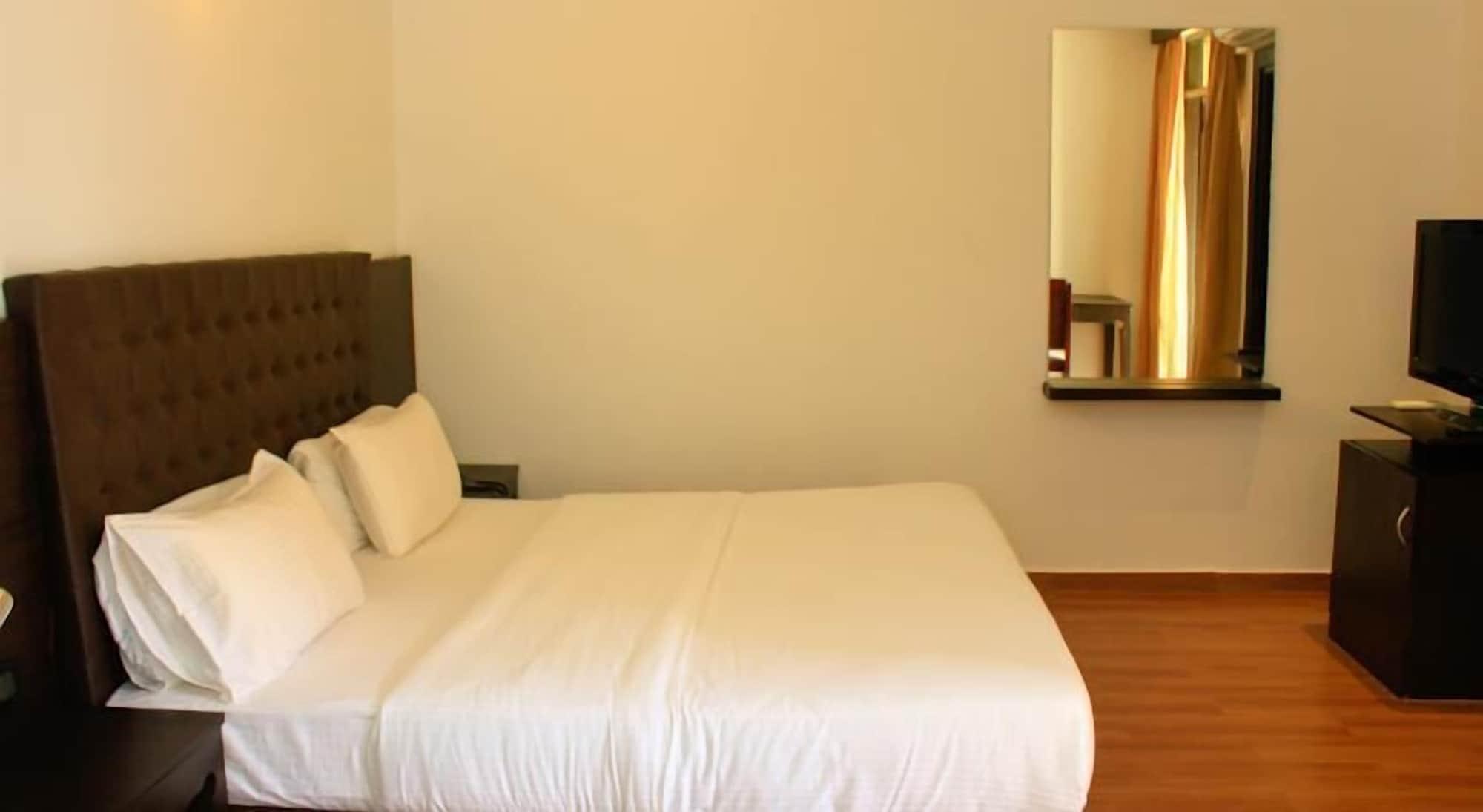Sinq Beach Resort Калангут Экстерьер фото