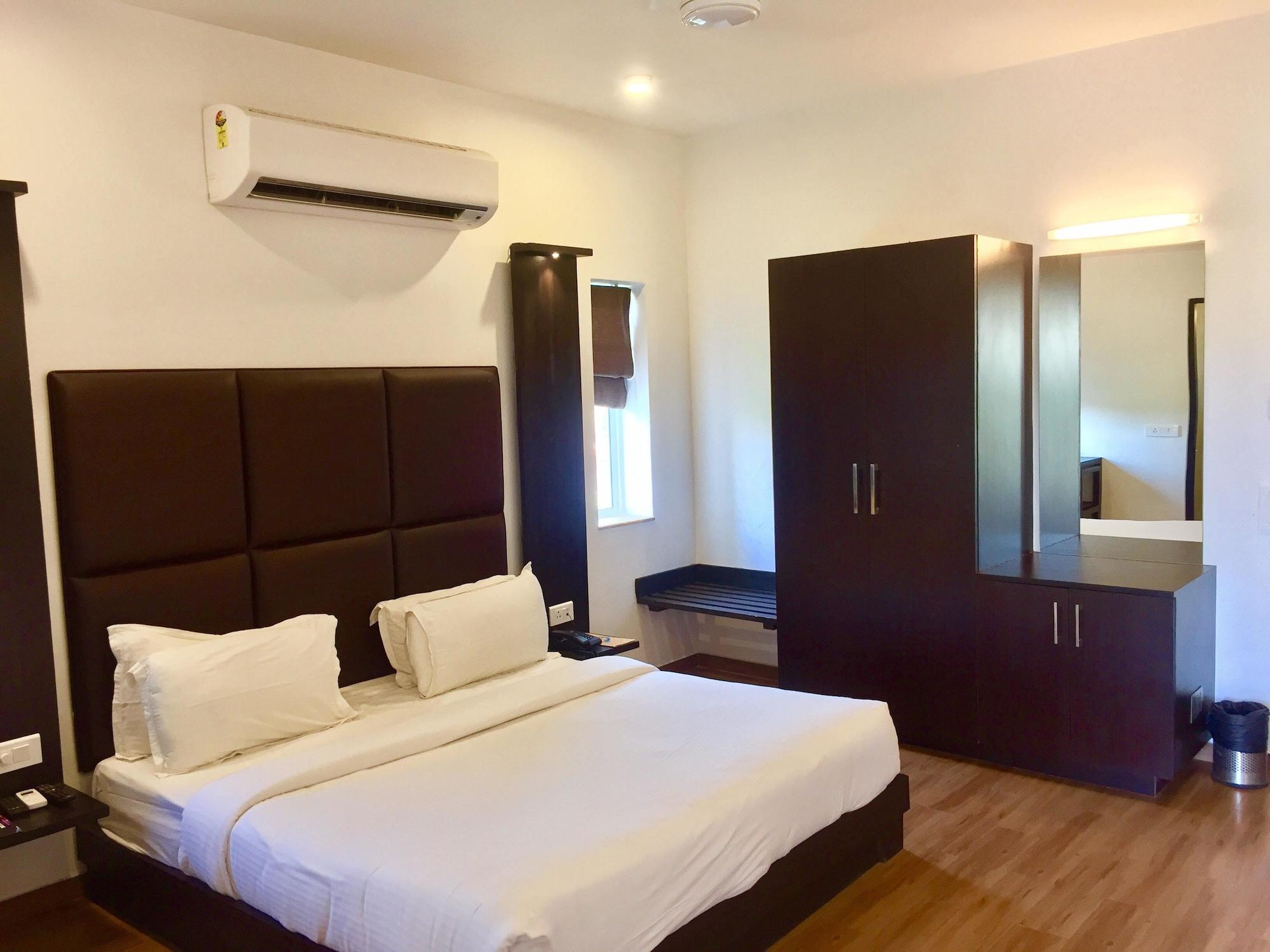 Sinq Beach Resort Калангут Экстерьер фото