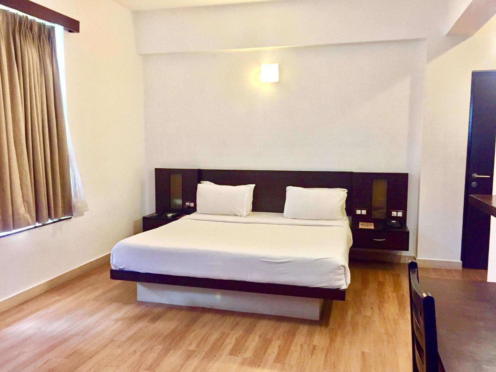 Sinq Beach Resort Калангут Экстерьер фото