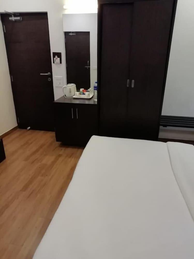 Sinq Beach Resort Калангут Экстерьер фото