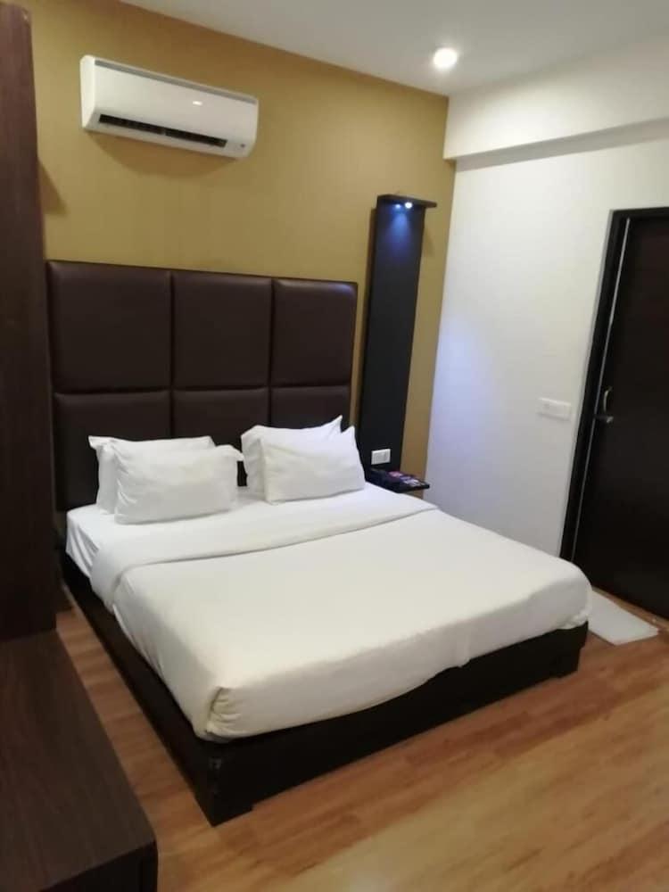 Sinq Beach Resort Калангут Экстерьер фото
