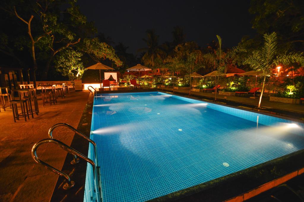 Sinq Beach Resort Калангут Экстерьер фото