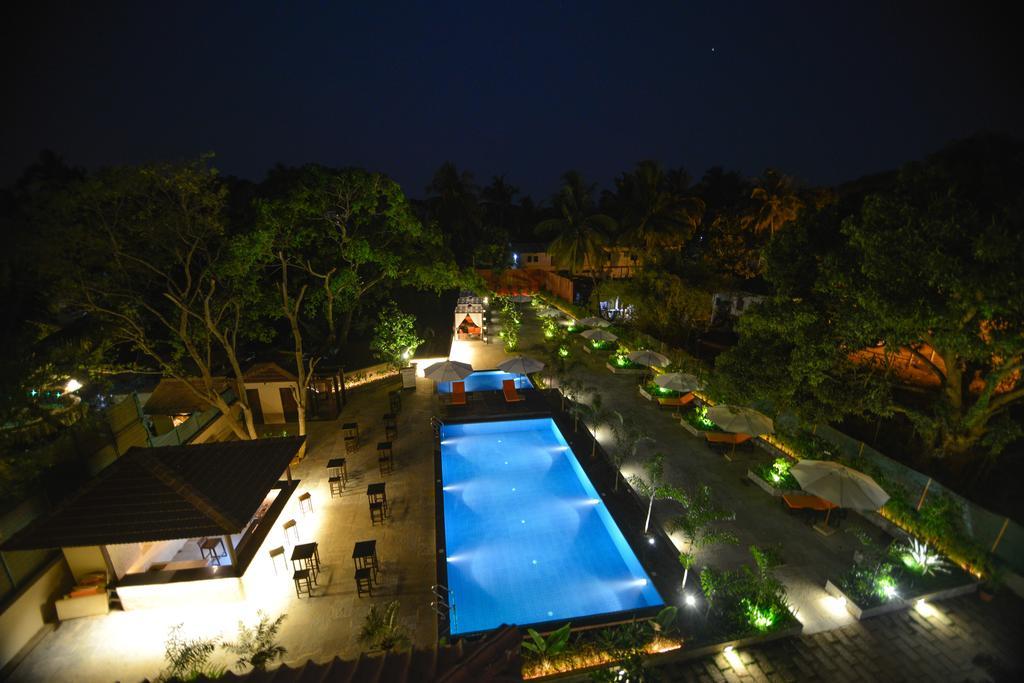 Sinq Beach Resort Калангут Экстерьер фото