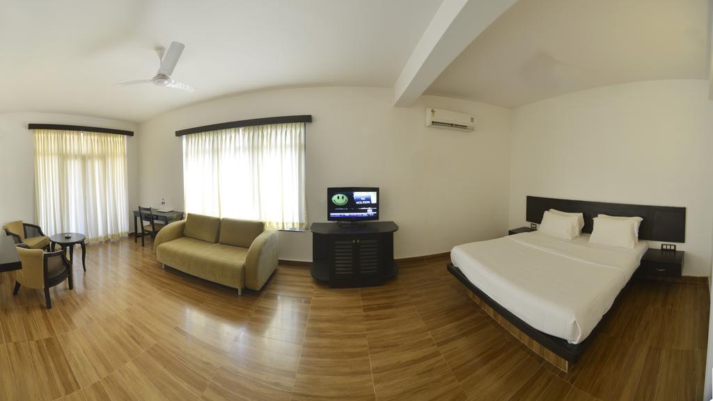 Sinq Beach Resort Калангут Экстерьер фото