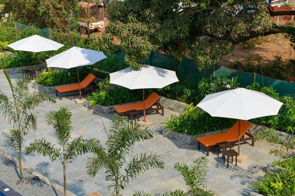 Sinq Beach Resort Калангут Экстерьер фото
