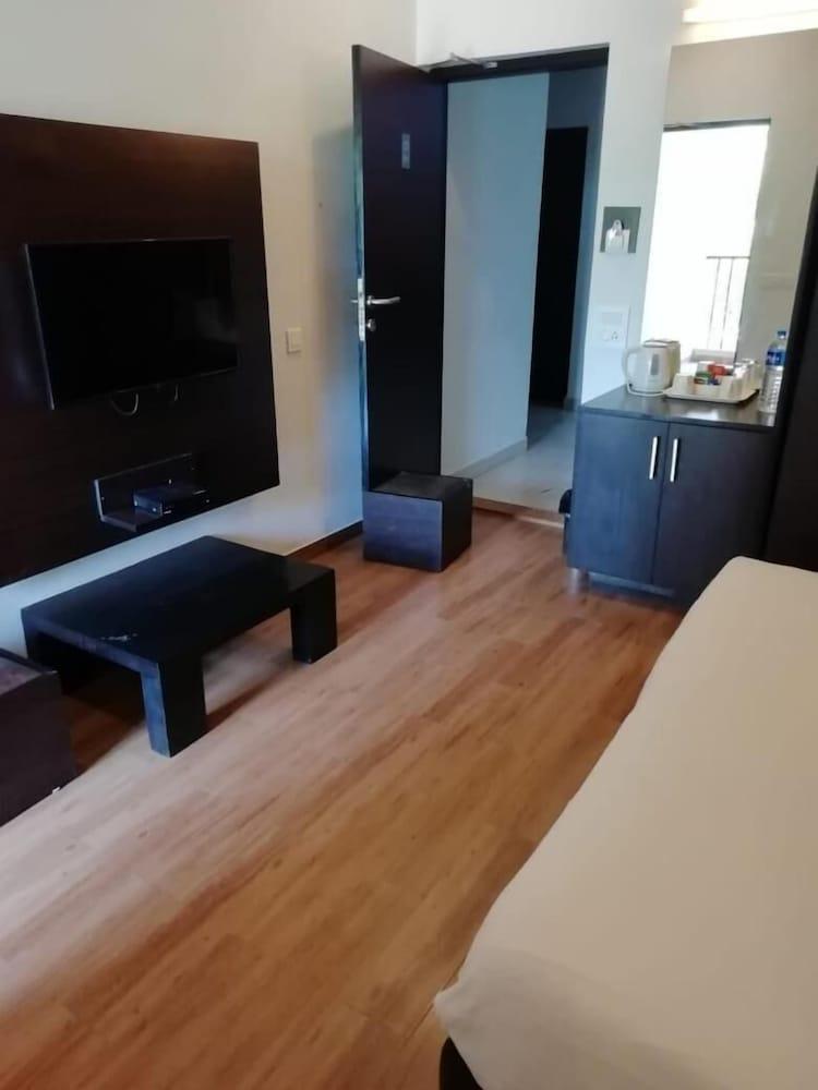 Sinq Beach Resort Калангут Экстерьер фото