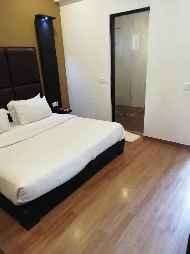 Sinq Beach Resort Калангут Экстерьер фото