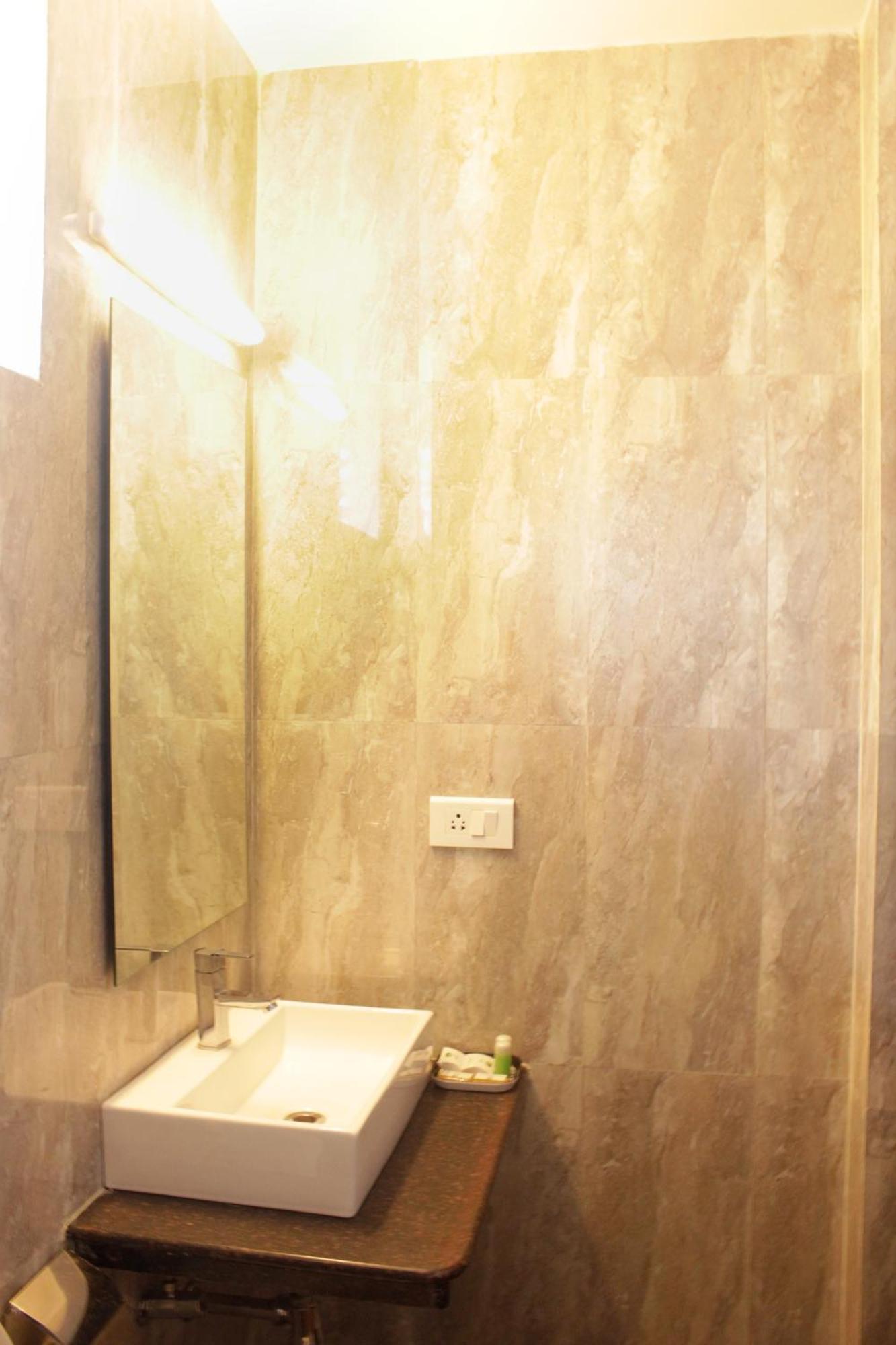 Sinq Beach Resort Калангут Экстерьер фото