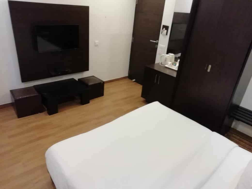 Sinq Beach Resort Калангут Экстерьер фото