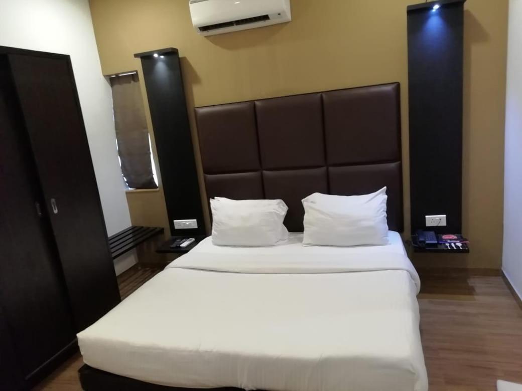 Sinq Beach Resort Калангут Экстерьер фото